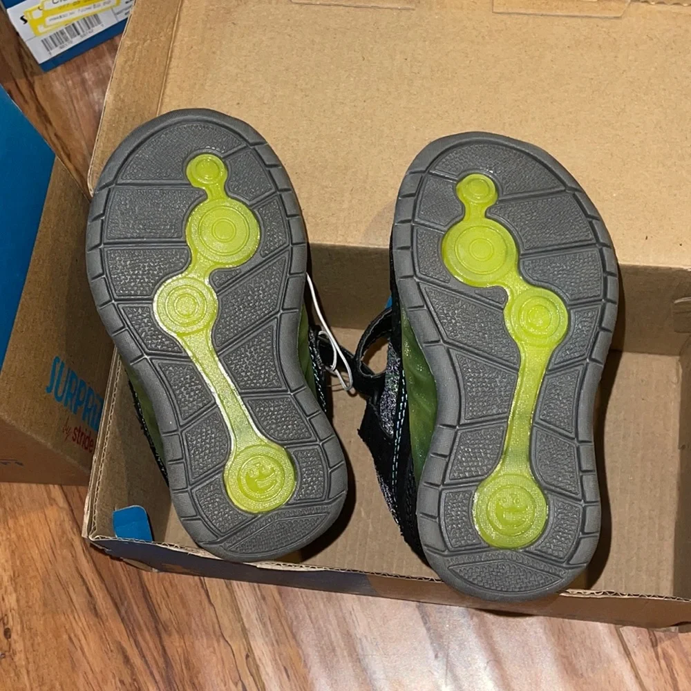 Stage 3: Off and Running‎ Stride Right tennis shoe